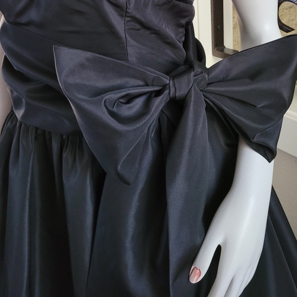 Valentino Halter Black Dress 🖤 - Picture 5 of 8